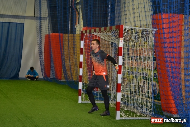 Zdjęcie w galerii na portalu naszraciborz.pl: LKS Owsiszcze z Pucharem Wójta w Halowym Turnieju Piłki Nożnej  wiadomości z regionu