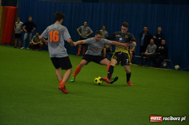 Zdjęcie w galerii na portalu naszraciborz.pl: LKS Owsiszcze z Pucharem Wójta w Halowym Turnieju Piłki Nożnej  wiadomości z regionu