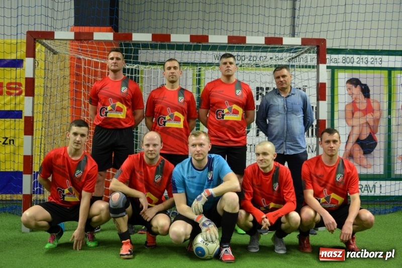Zdjęcie w galerii na portalu naszraciborz.pl: LKS Owsiszcze z Pucharem Wójta w Halowym Turnieju Piłki Nożnej  wiadomości z regionu