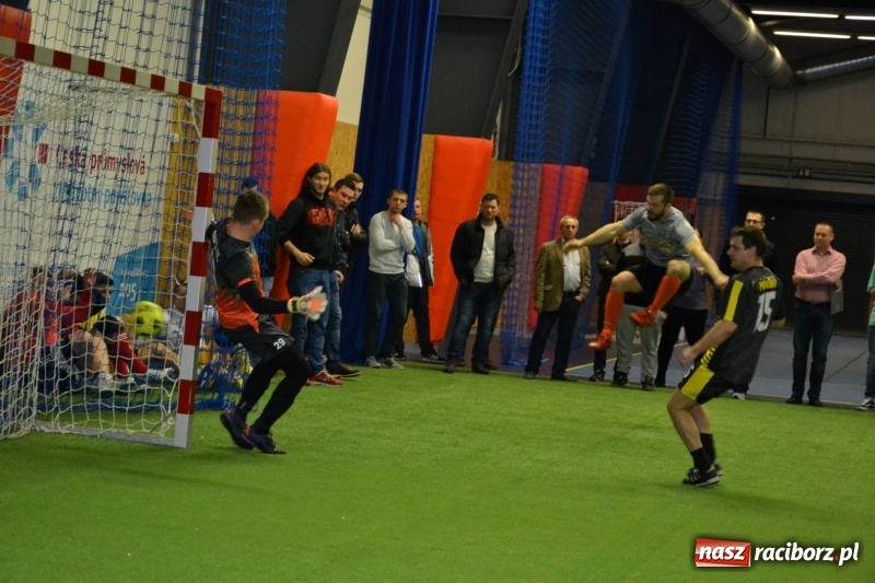 Zdjęcie w galerii na portalu naszraciborz.pl: LKS Owsiszcze z Pucharem Wójta w Halowym Turnieju Piłki Nożnej  wiadomości z regionu