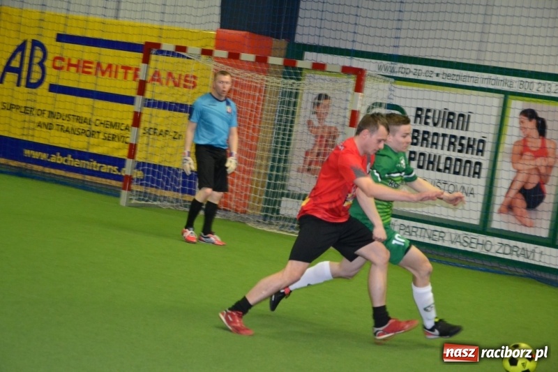 Zdjęcie w galerii na portalu naszraciborz.pl: LKS Owsiszcze z Pucharem Wójta w Halowym Turnieju Piłki Nożnej  wiadomości z regionu