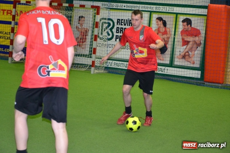 Zdjęcie w galerii na portalu naszraciborz.pl: LKS Owsiszcze z Pucharem Wójta w Halowym Turnieju Piłki Nożnej  wiadomości z regionu