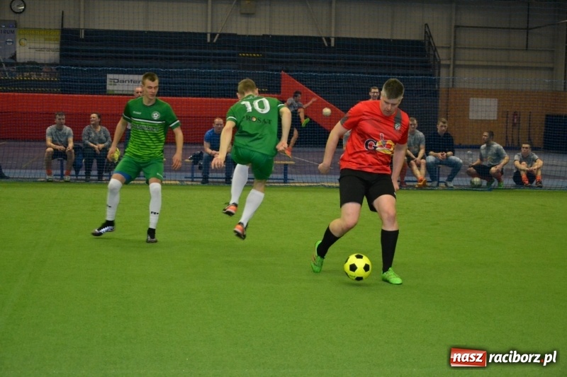 Zdjęcie w galerii na portalu naszraciborz.pl: LKS Owsiszcze z Pucharem Wójta w Halowym Turnieju Piłki Nożnej  wiadomości z regionu