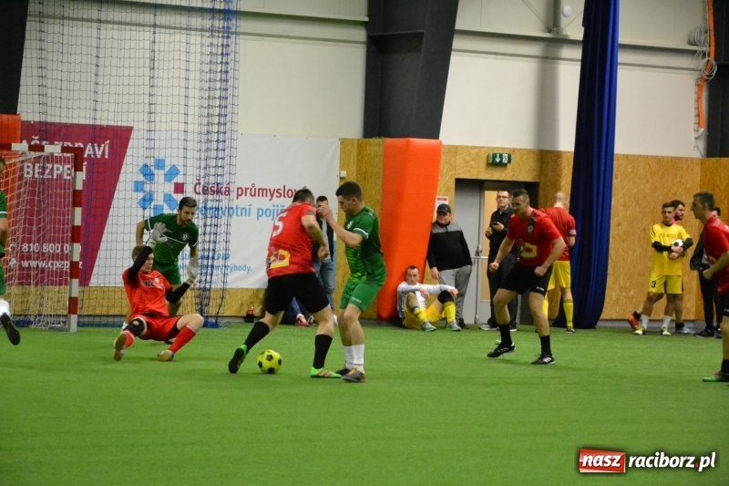 Zdjęcie w galerii na portalu naszraciborz.pl: LKS Owsiszcze z Pucharem Wójta w Halowym Turnieju Piłki Nożnej  wiadomości z regionu