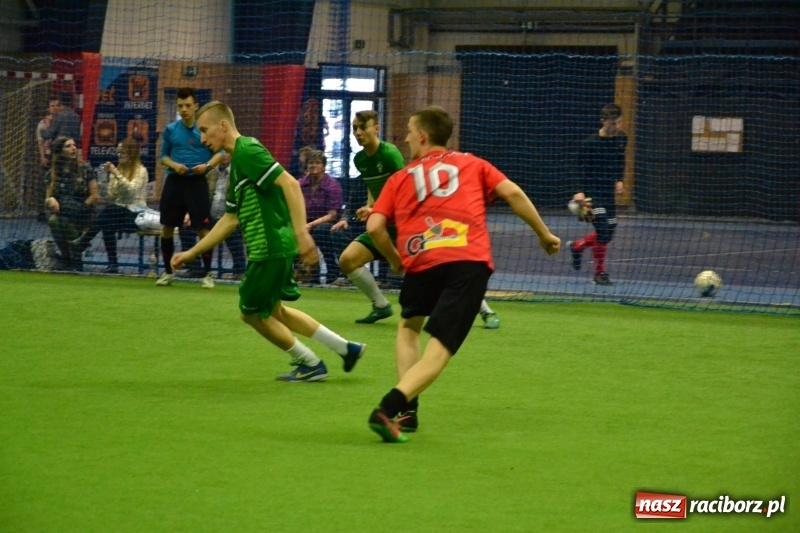 Zdjęcie w galerii na portalu naszraciborz.pl: LKS Owsiszcze z Pucharem Wójta w Halowym Turnieju Piłki Nożnej  wiadomości z regionu