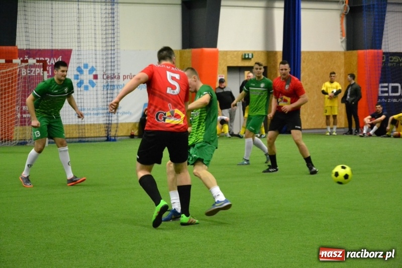 Zdjęcie w galerii na portalu naszraciborz.pl: LKS Owsiszcze z Pucharem Wójta w Halowym Turnieju Piłki Nożnej  wiadomości z regionu