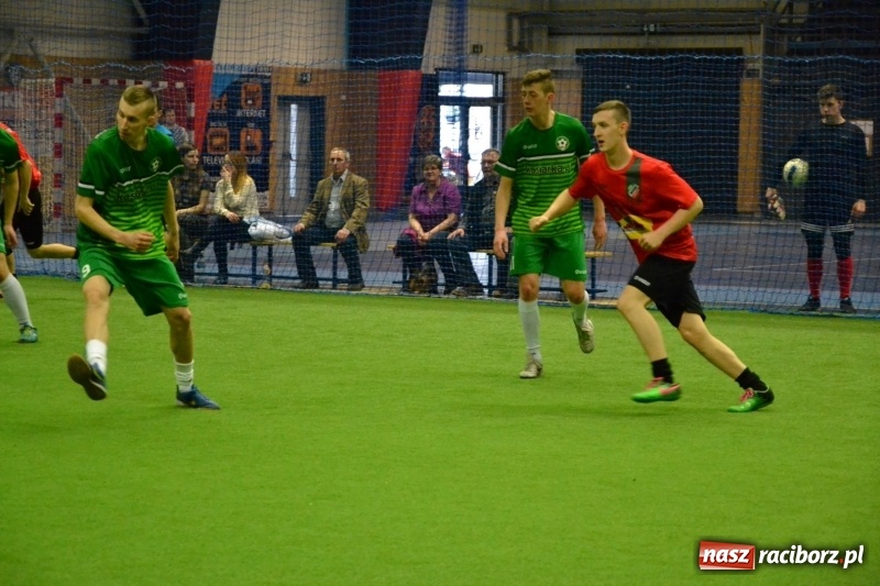 Zdjęcie w galerii na portalu naszraciborz.pl: LKS Owsiszcze z Pucharem Wójta w Halowym Turnieju Piłki Nożnej  wiadomości z regionu