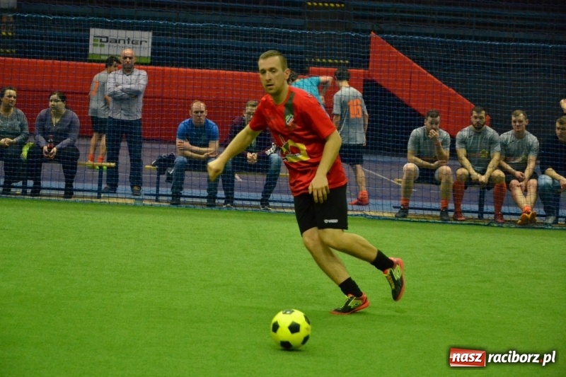 Zdjęcie w galerii na portalu naszraciborz.pl: LKS Owsiszcze z Pucharem Wójta w Halowym Turnieju Piłki Nożnej  wiadomości z regionu