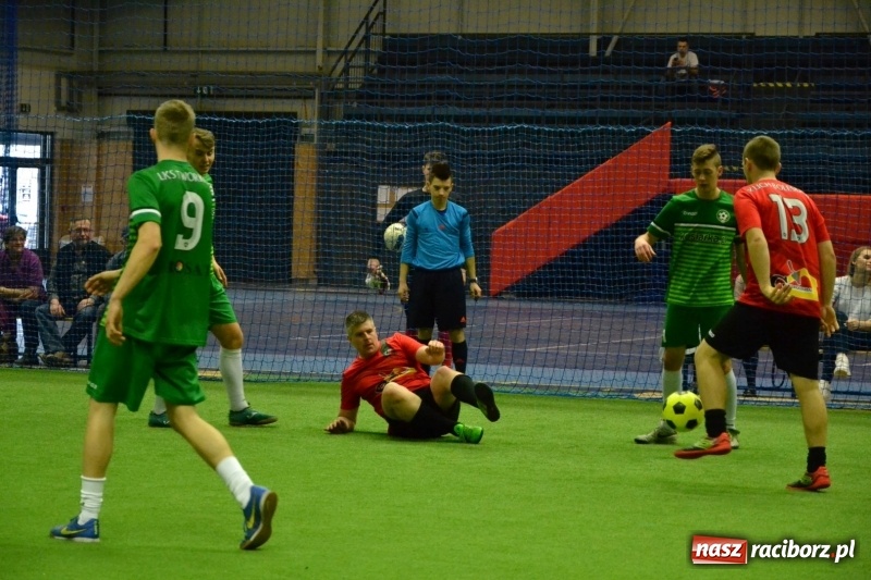 Zdjęcie w galerii na portalu naszraciborz.pl: LKS Owsiszcze z Pucharem Wójta w Halowym Turnieju Piłki Nożnej  wiadomości z regionu