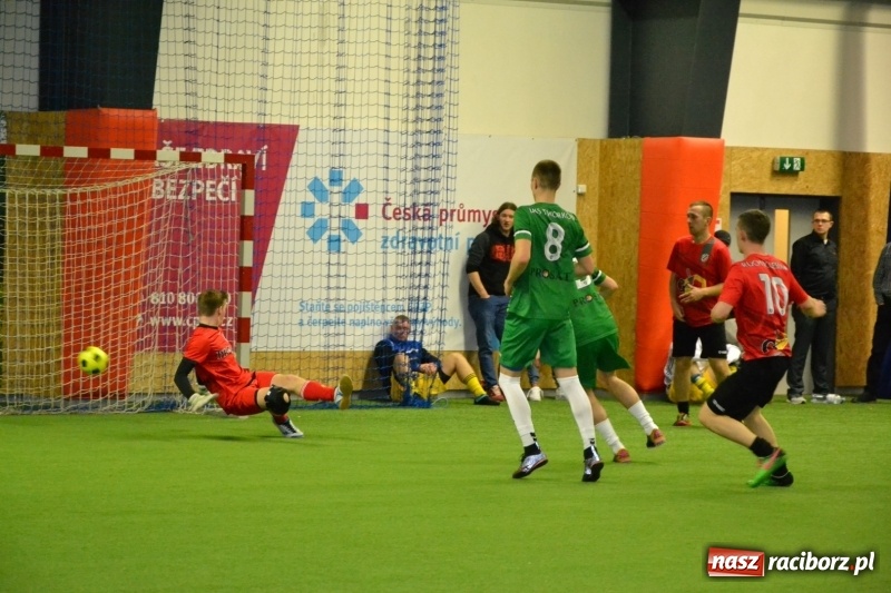 Zdjęcie w galerii na portalu naszraciborz.pl: LKS Owsiszcze z Pucharem Wójta w Halowym Turnieju Piłki Nożnej  wiadomości z regionu