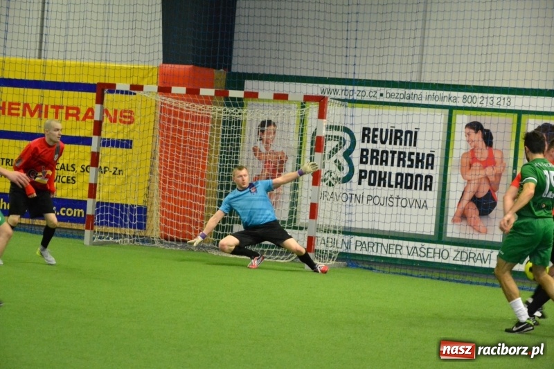 Zdjęcie w galerii na portalu naszraciborz.pl: LKS Owsiszcze z Pucharem Wójta w Halowym Turnieju Piłki Nożnej  wiadomości z regionu