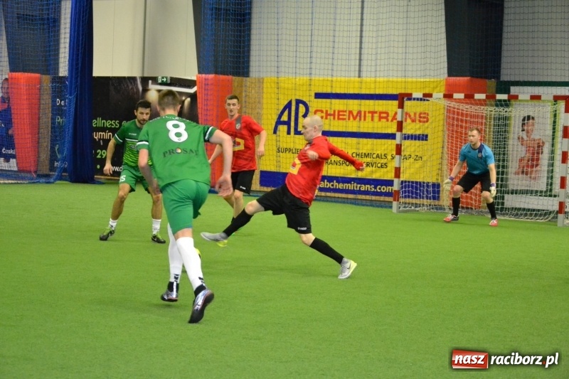 Zdjęcie w galerii na portalu naszraciborz.pl: LKS Owsiszcze z Pucharem Wójta w Halowym Turnieju Piłki Nożnej  wiadomości z regionu