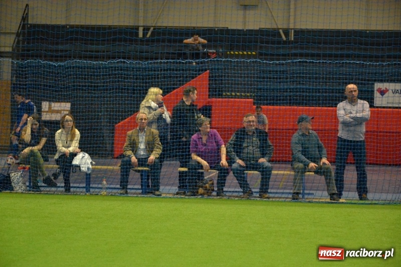 Zdjęcie w galerii na portalu naszraciborz.pl: LKS Owsiszcze z Pucharem Wójta w Halowym Turnieju Piłki Nożnej  wiadomości z regionu