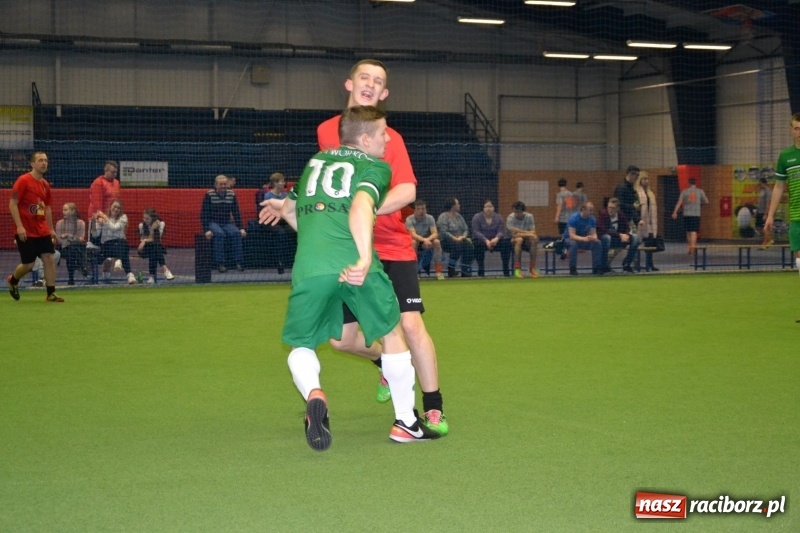 Zdjęcie w galerii na portalu naszraciborz.pl: LKS Owsiszcze z Pucharem Wójta w Halowym Turnieju Piłki Nożnej  wiadomości z regionu