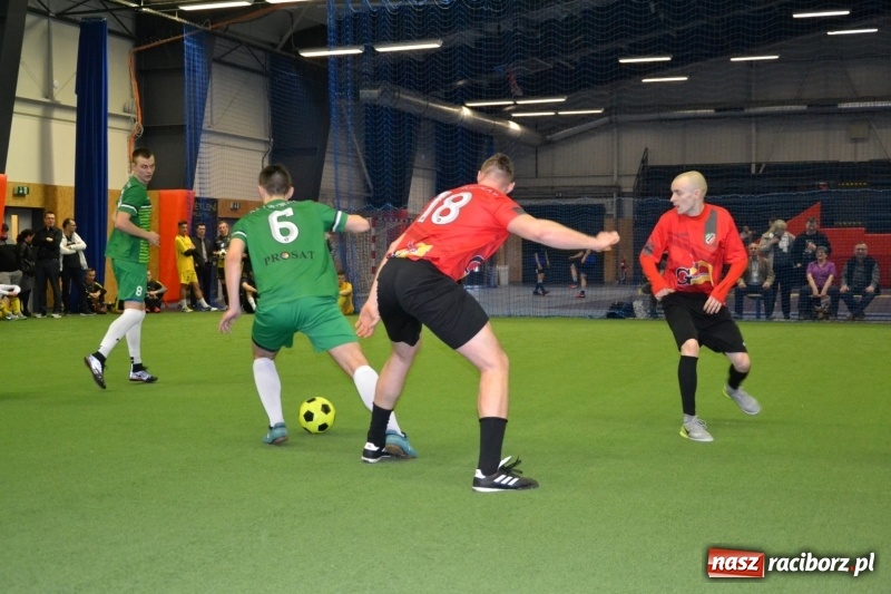 Zdjęcie w galerii na portalu naszraciborz.pl: LKS Owsiszcze z Pucharem Wójta w Halowym Turnieju Piłki Nożnej  wiadomości z regionu