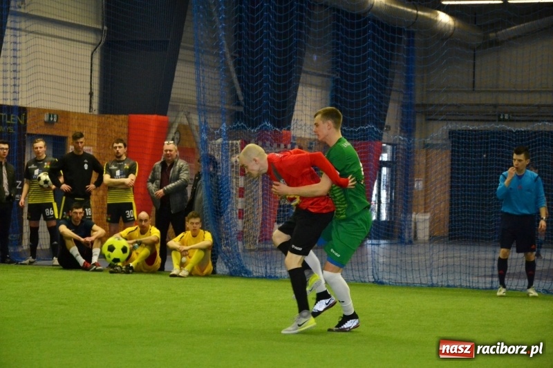Zdjęcie w galerii na portalu naszraciborz.pl: LKS Owsiszcze z Pucharem Wójta w Halowym Turnieju Piłki Nożnej  wiadomości z regionu