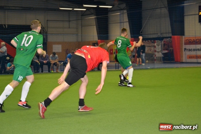 Zdjęcie w galerii na portalu naszraciborz.pl: LKS Owsiszcze z Pucharem Wójta w Halowym Turnieju Piłki Nożnej  wiadomości z regionu