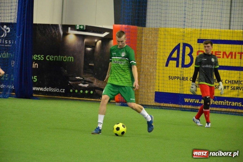 Zdjęcie w galerii na portalu naszraciborz.pl: LKS Owsiszcze z Pucharem Wójta w Halowym Turnieju Piłki Nożnej  wiadomości z regionu