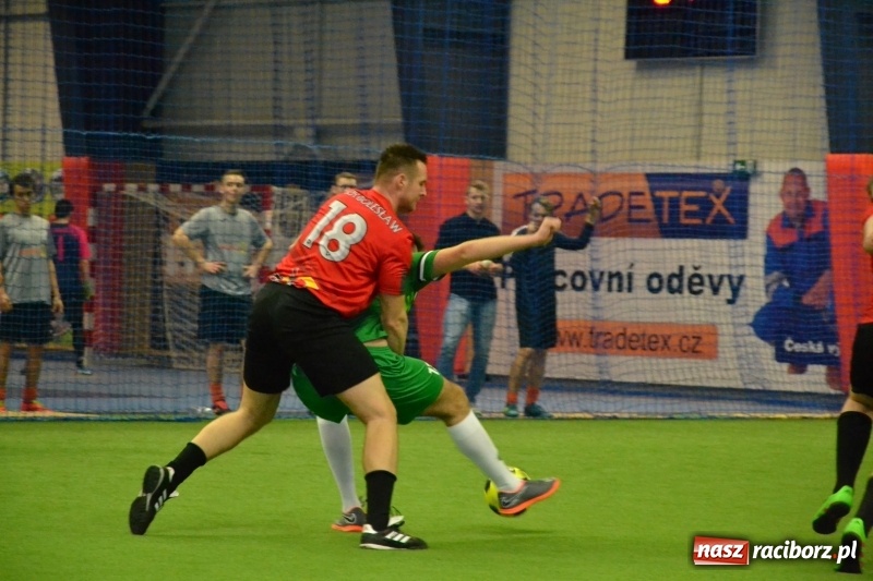 Zdjęcie w galerii na portalu naszraciborz.pl: LKS Owsiszcze z Pucharem Wójta w Halowym Turnieju Piłki Nożnej  wiadomości z regionu