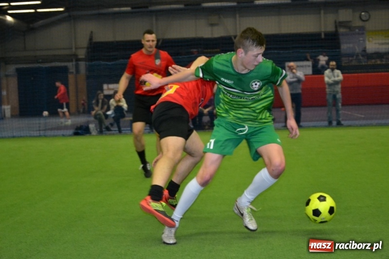 Zdjęcie w galerii na portalu naszraciborz.pl: LKS Owsiszcze z Pucharem Wójta w Halowym Turnieju Piłki Nożnej  wiadomości z regionu
