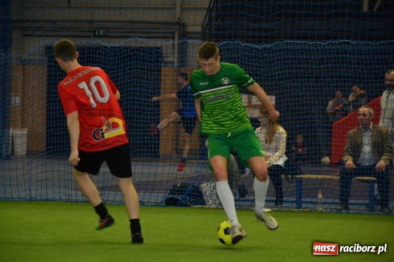 Zdjęcie w galerii na portalu naszraciborz.pl: LKS Owsiszcze z Pucharem Wójta w Halowym Turnieju Piłki Nożnej  wiadomości z regionu