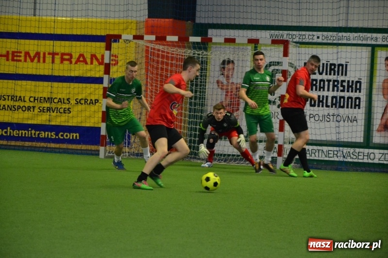 Zdjęcie w galerii na portalu naszraciborz.pl: LKS Owsiszcze z Pucharem Wójta w Halowym Turnieju Piłki Nożnej  wiadomości z regionu