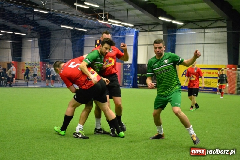 Zdjęcie w galerii na portalu naszraciborz.pl: LKS Owsiszcze z Pucharem Wójta w Halowym Turnieju Piłki Nożnej  wiadomości z regionu