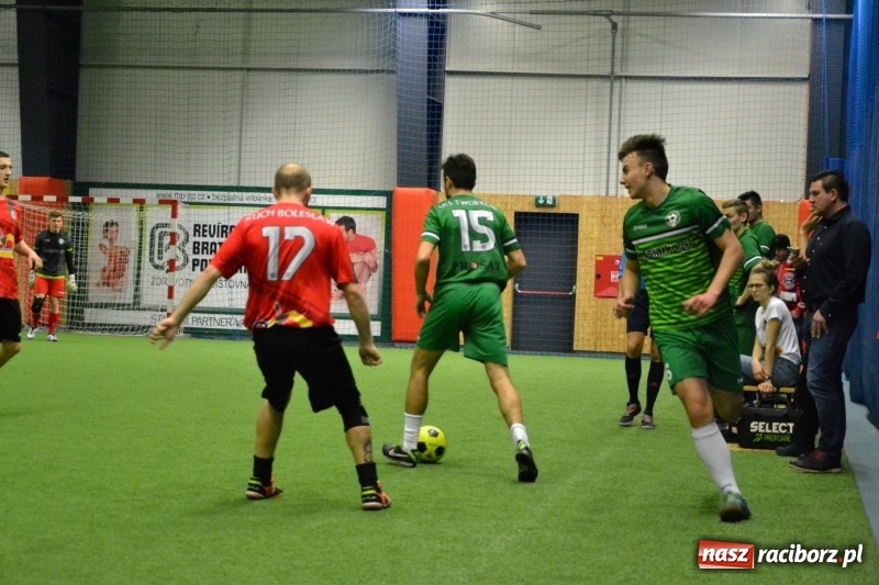 Zdjęcie w galerii na portalu naszraciborz.pl: LKS Owsiszcze z Pucharem Wójta w Halowym Turnieju Piłki Nożnej  wiadomości z regionu