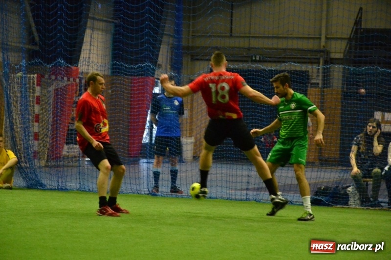 Zdjęcie w galerii na portalu naszraciborz.pl: LKS Owsiszcze z Pucharem Wójta w Halowym Turnieju Piłki Nożnej  wiadomości z regionu