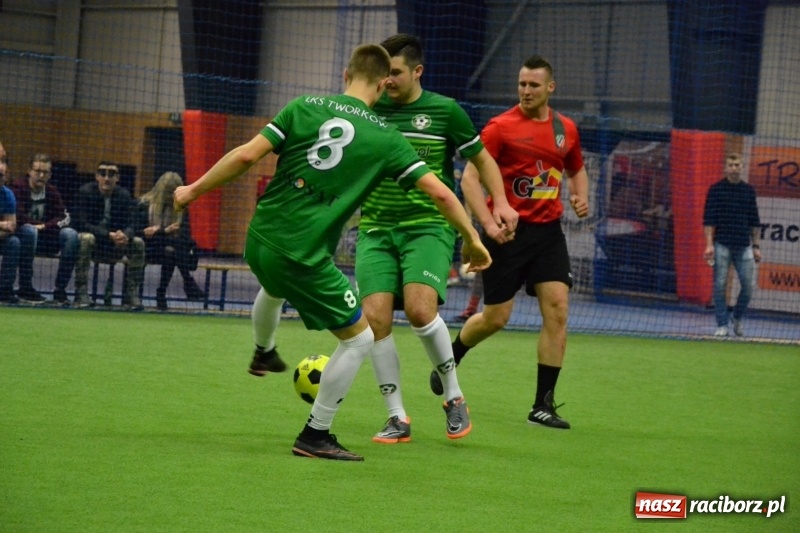 Zdjęcie w galerii na portalu naszraciborz.pl: LKS Owsiszcze z Pucharem Wójta w Halowym Turnieju Piłki Nożnej  wiadomości z regionu
