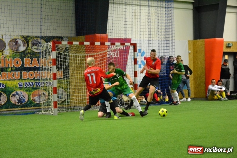 Zdjęcie w galerii na portalu naszraciborz.pl: LKS Owsiszcze z Pucharem Wójta w Halowym Turnieju Piłki Nożnej  wiadomości z regionu