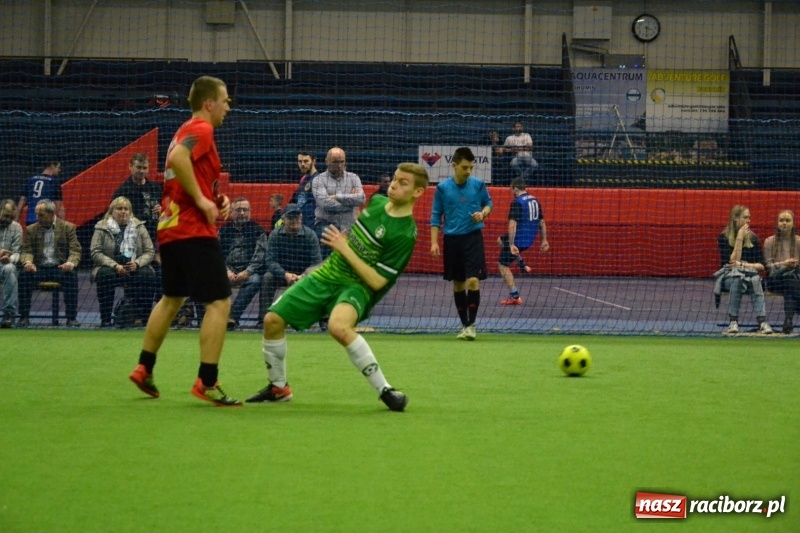 Zdjęcie w galerii na portalu naszraciborz.pl: LKS Owsiszcze z Pucharem Wójta w Halowym Turnieju Piłki Nożnej  wiadomości z regionu