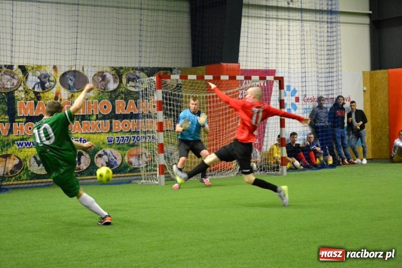 Zdjęcie w galerii na portalu naszraciborz.pl: LKS Owsiszcze z Pucharem Wójta w Halowym Turnieju Piłki Nożnej  wiadomości z regionu