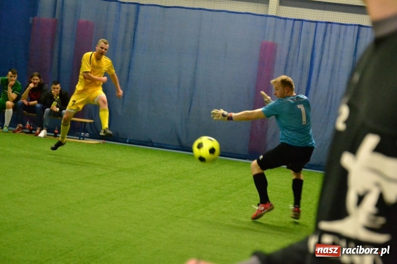 Zdjęcie w galerii na portalu naszraciborz.pl: LKS Owsiszcze z Pucharem Wójta w Halowym Turnieju Piłki Nożnej  wiadomości z regionu