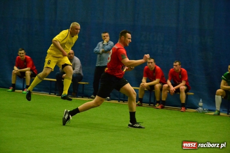 Zdjęcie w galerii na portalu naszraciborz.pl: LKS Owsiszcze z Pucharem Wójta w Halowym Turnieju Piłki Nożnej  wiadomości z regionu