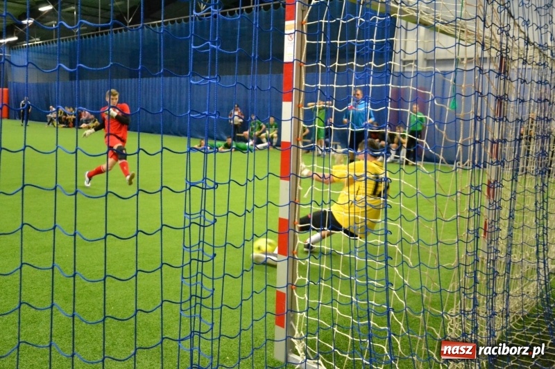 Zdjęcie w galerii na portalu naszraciborz.pl: LKS Owsiszcze z Pucharem Wójta w Halowym Turnieju Piłki Nożnej  wiadomości z regionu