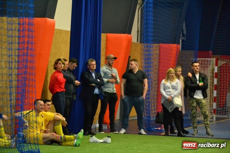 Zdjęcie w galerii na portalu naszraciborz.pl: LKS Owsiszcze z Pucharem Wójta w Halowym Turnieju Piłki Nożnej  wiadomości z regionu