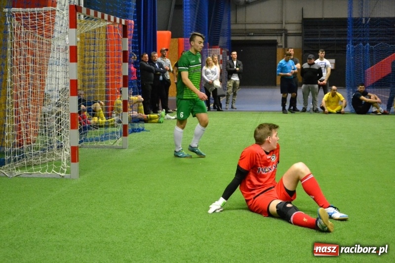 Zdjęcie w galerii na portalu naszraciborz.pl: LKS Owsiszcze z Pucharem Wójta w Halowym Turnieju Piłki Nożnej  wiadomości z regionu
