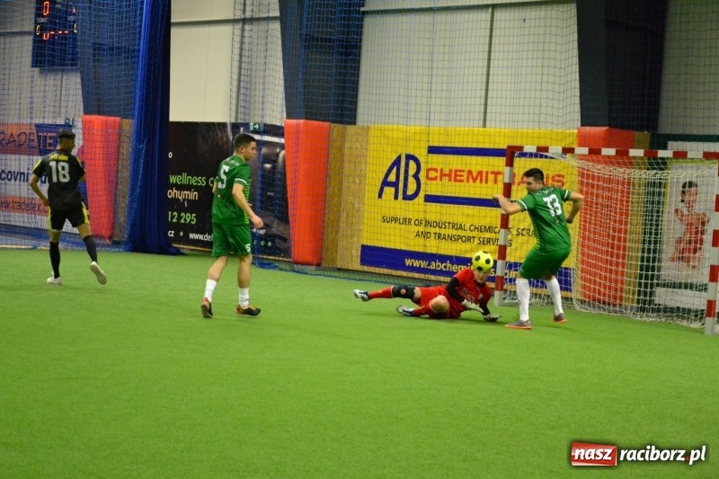 Zdjęcie w galerii na portalu naszraciborz.pl: LKS Owsiszcze z Pucharem Wójta w Halowym Turnieju Piłki Nożnej  wiadomości z regionu