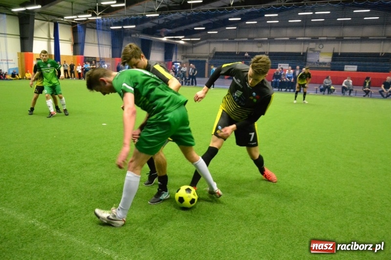 Zdjęcie w galerii na portalu naszraciborz.pl: LKS Owsiszcze z Pucharem Wójta w Halowym Turnieju Piłki Nożnej  wiadomości z regionu