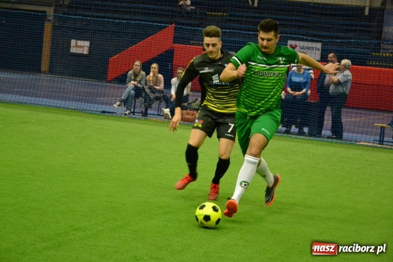 Zdjęcie w galerii na portalu naszraciborz.pl: LKS Owsiszcze z Pucharem Wójta w Halowym Turnieju Piłki Nożnej  wiadomości z regionu