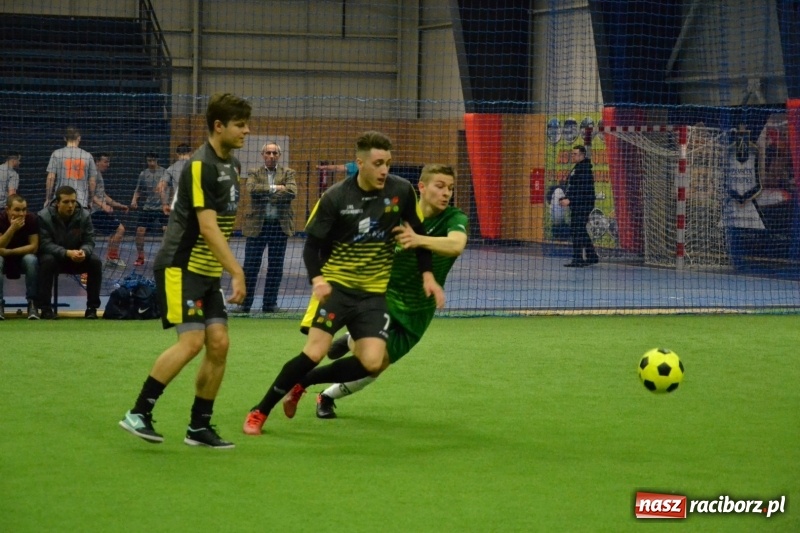 Zdjęcie w galerii na portalu naszraciborz.pl: LKS Owsiszcze z Pucharem Wójta w Halowym Turnieju Piłki Nożnej  wiadomości z regionu