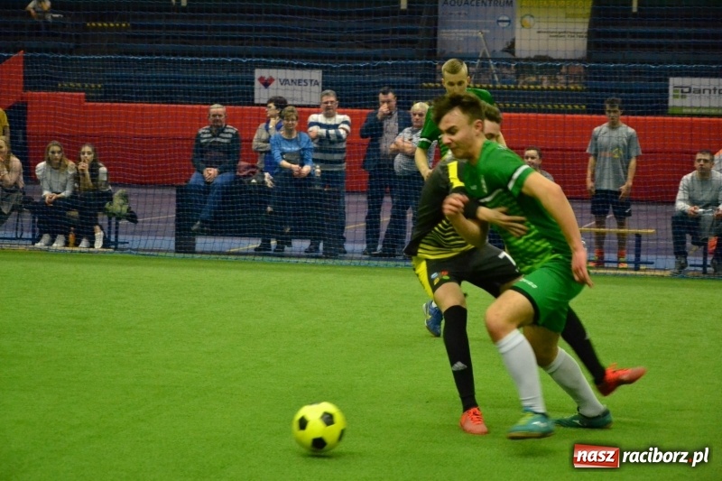 Zdjęcie w galerii na portalu naszraciborz.pl: LKS Owsiszcze z Pucharem Wójta w Halowym Turnieju Piłki Nożnej  wiadomości z regionu