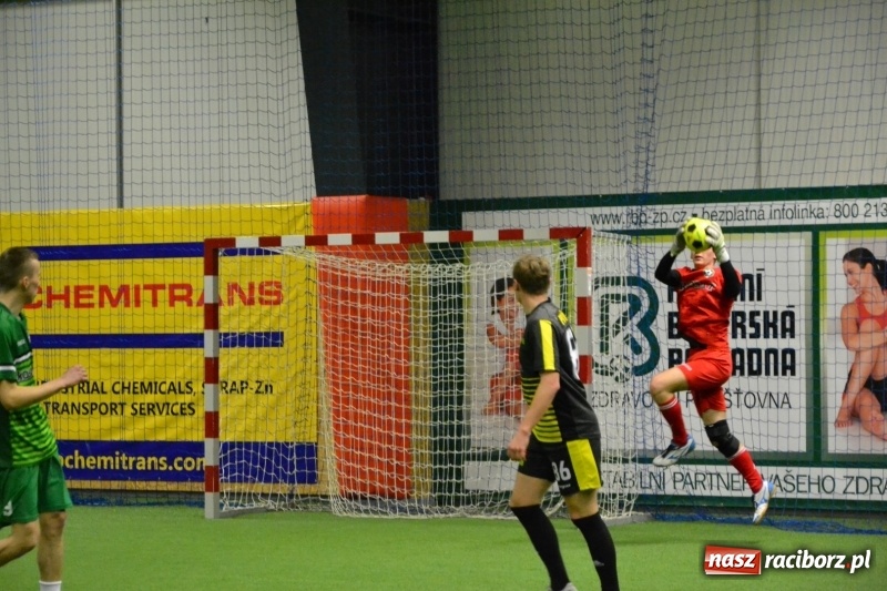 Zdjęcie w galerii na portalu naszraciborz.pl: LKS Owsiszcze z Pucharem Wójta w Halowym Turnieju Piłki Nożnej  wiadomości z regionu