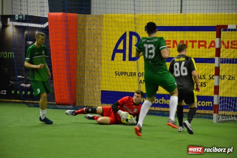 Zdjęcie w galerii na portalu naszraciborz.pl: LKS Owsiszcze z Pucharem Wójta w Halowym Turnieju Piłki Nożnej  wiadomości z regionu