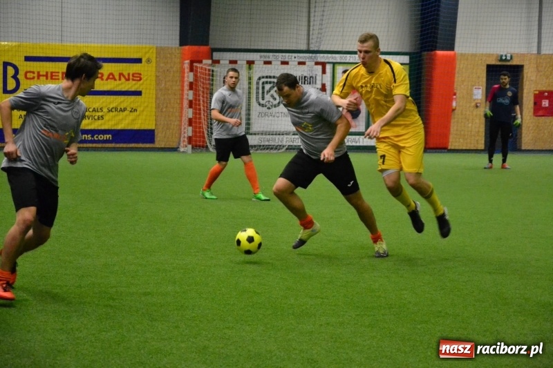 Zdjęcie w galerii na portalu naszraciborz.pl: LKS Owsiszcze z Pucharem Wójta w Halowym Turnieju Piłki Nożnej  wiadomości z regionu