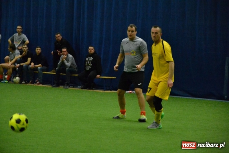Zdjęcie w galerii na portalu naszraciborz.pl: LKS Owsiszcze z Pucharem Wójta w Halowym Turnieju Piłki Nożnej  wiadomości z regionu