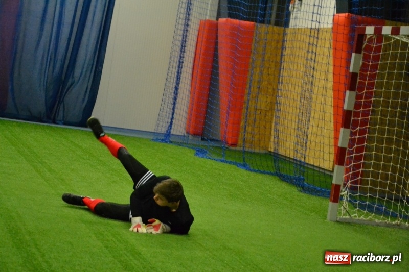 Zdjęcie w galerii na portalu naszraciborz.pl: LKS Owsiszcze z Pucharem Wójta w Halowym Turnieju Piłki Nożnej  wiadomości z regionu