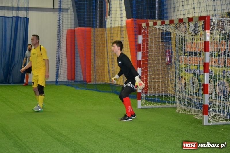 Zdjęcie w galerii na portalu naszraciborz.pl: LKS Owsiszcze z Pucharem Wójta w Halowym Turnieju Piłki Nożnej  wiadomości z regionu