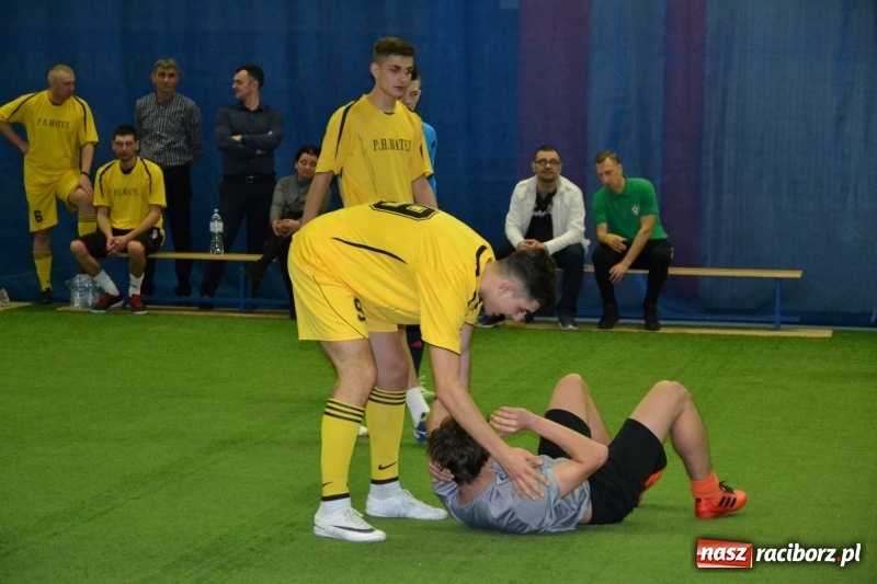 Zdjęcie w galerii na portalu naszraciborz.pl: LKS Owsiszcze z Pucharem Wójta w Halowym Turnieju Piłki Nożnej  wiadomości z regionu